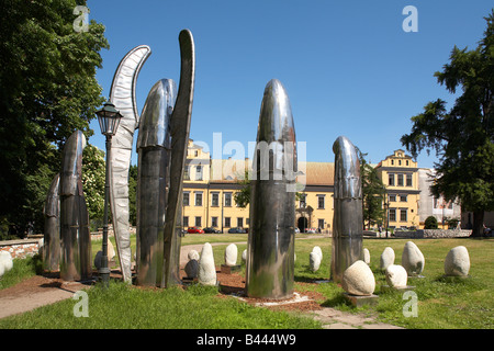 Europe de l'Est Pologne Krakow Malopolska Anges sous la fenêtre sculpture par Michal Batkiewicz donnant sur palais des évêques Banque D'Images