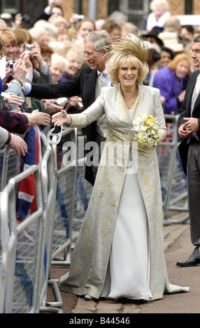 Mariage de S.A.R. le Prince Charles de galles et de Camilla Parker Bowles Avril 2005 après avoir quitté le service de la chapelle du château de Windsor Banque D'Images