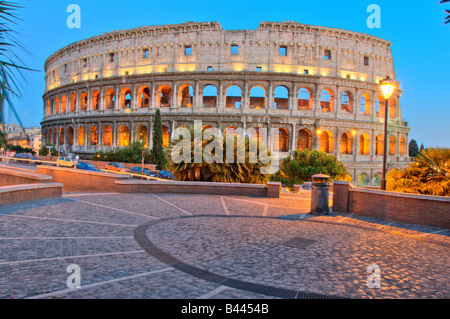 Colisée romain illuminé à la tombée de la nuit, Rome, Italie, Europe Banque D'Images