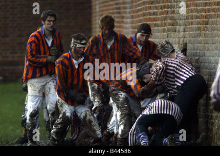 Le prince Harry joue dans l'Eton Wall game Novembre 2002 vu par son père le prince Charles prince de Galles à Eton College Banque D'Images