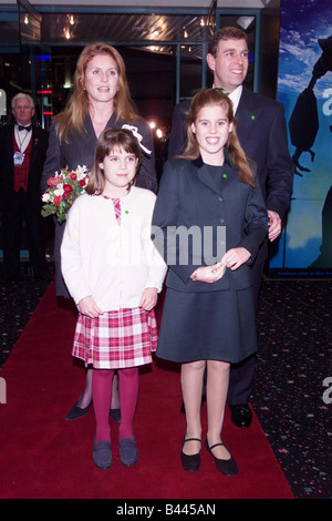 La duchesse d'York et le Prince Andrew avec leurs filles, les princesses Beatrice et Eugenie assistant à la première de The Iron Giant Banque D'Images