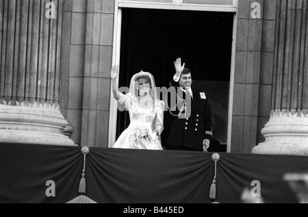 Le prince Andrew et Sarah Ferguson Mariage Juillet 1986 Le duc et la duchesse de York vague à la foule depuis le balcon Banque D'Images