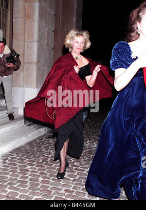 Camilla Parker Bowles Parti laissant au Ritz à Londres, Novembre 1995 Banque D'Images