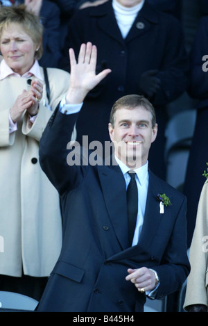 Prince Andrew visite l'Irlande du Nord Mars 2003 Le prince Andrew vagues pour les écoles Cup rugby foule à Ravenhill Banque D'Images