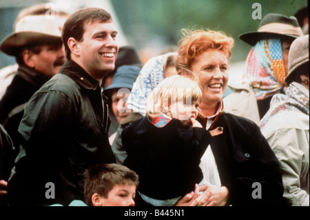 Le prince Andrew avec Fergie et leur fille, la princesse Beatrice Mars 1992 Banque D'Images