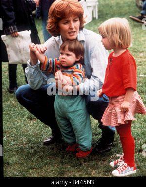 La Duchesse de York, avec ses deux jeunes filles Princesse Béatrice et la Princesse Eugénie Mars 1992 Banque D'Images