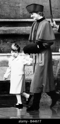 Le prince William et sa mère la princesse Diana le jour de Noël se tenant la main Décembre 1986 Banque D'Images