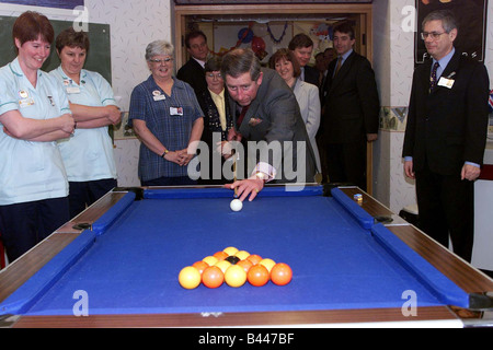 Le Prince Charles joue extérieure comme il rend visite à l'Hôpital Nord Derbyshire Calow en février 1999 Banque D'Images