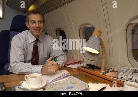 Le premier ministre Tony Blair de novembre 2002 à bord du vol BA 146 Queens de Varsovie à Londres Banque D'Images