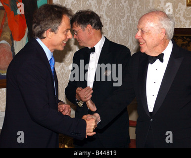 Découverte de la structure de l'ADN 50e anniversaire Avril 2003 Le Premier ministre Tony Blair rencontre du Prix Nobel, le Dr James Watson qui décrit la double hélice d'ADN lors d'une réception en numéro 10 Downing Street Banque D'Images