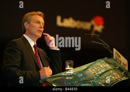 Tony Blair donnant discours lors de la conférence du parti travailliste à Bournemouth en septembre 2003 Banque D'Images