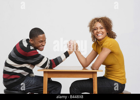 African couple Arm wrestling Banque D'Images