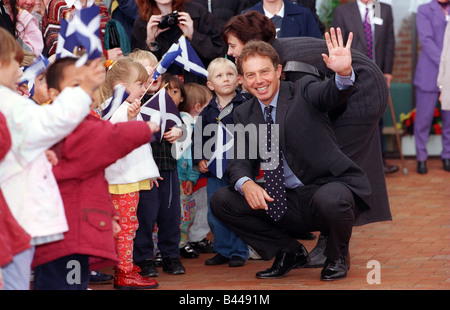 TONY BLAIR, PREMIER MINISTRE BRITANNIQUE, 8ème septembre 1997 TONY BLAIR RENCONTRE DES ENFANTS À L'ÉCOLE PRIMAIRE KILLERMONT BEARSDEN GLASGOW Banque D'Images