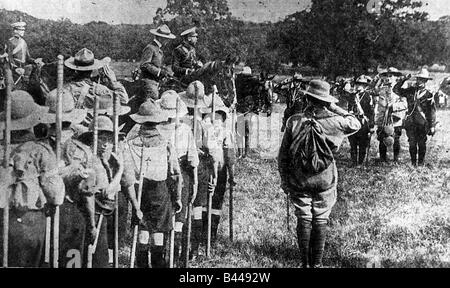 Le roi George V avec Sir Robert Baden Powell en 1911 l'examen les scouts lors d'un rassemblement à Windsor Great Park Banque D'Images
