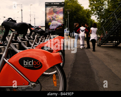 Une rangée de Bicloo de location de vélos à l'extérieur du bâtiment à Nantes France LU Banque D'Images