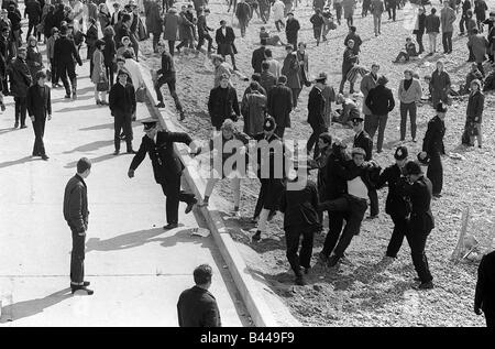 La culture jeune Mod Mods Swinging Sixties Collection Avril 1965 mods sur le front de mer de Brighton sont arrêtés par la police locale Banque D'Images