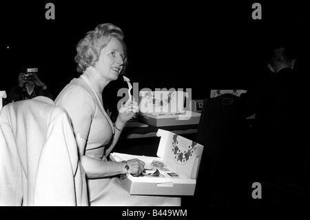 Margaret Thatcher Novembre 1974 à la conférence annuelle des directeurs de l'Institut à l'Albert Hall à Londres manger son déjeuner Banque D'Images