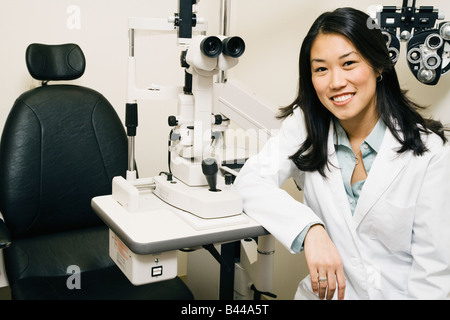 Asian female optométriste in office Banque D'Images