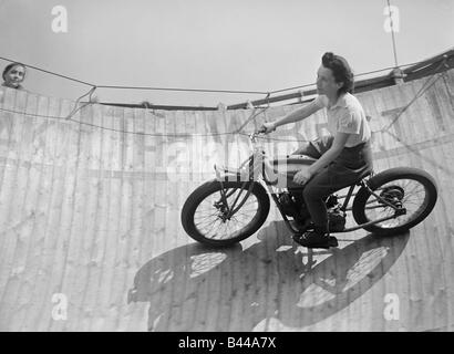 Ose Margy équitation moto autour du mur de la mort à Morecambe dans le Lancashire Fête foraine Stunt Loi Sideshow dare devil Avril 1947 Banque D'Images