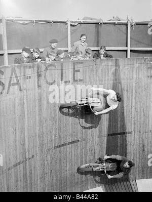 Ose Margy équitation moto autour du mur de la mort à Morecambe dans le Lancashire Fête foraine Stunt Loi Sideshow dare devil Avril 1947 Banque D'Images