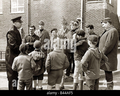 Keith Lyon meurtre, mai 1967. Des instructions de la police et les garçons d'oursons avant de rechercher des South Downs. Keith a été trouvé le corps de Lyon Banque D'Images