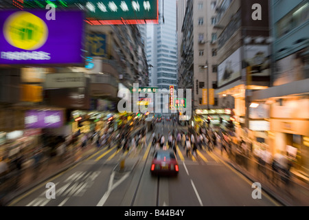 Chine Hong Kong les navetteurs traversant la rue dans Causeway Bay Banque D'Images