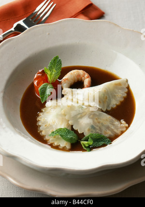 La langoustine et les jeunes raviolis de légumes Banque D'Images