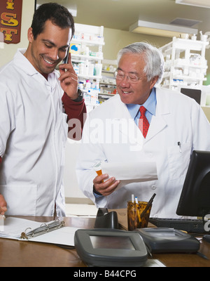 Les pharmaciens multi-ethnique à la paperasserie à Banque D'Images