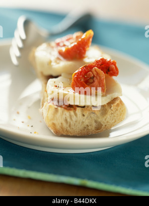 Cabecou le fromage de chèvre et tomates séchées sur toast Banque D'Images