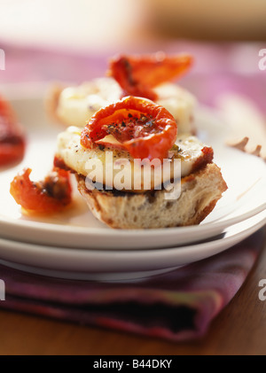 Cabecou chaud le fromage et les tomates séchées sur toast Banque D'Images