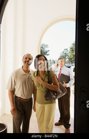 African couple looking at new house Banque D'Images