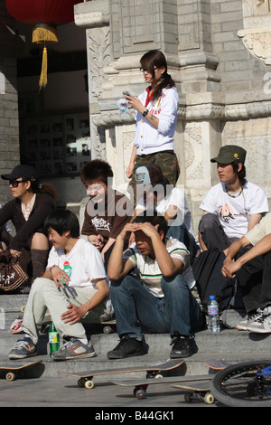 Les adolescents regardant des roulettes, Beijing, Chine Banque D'Images