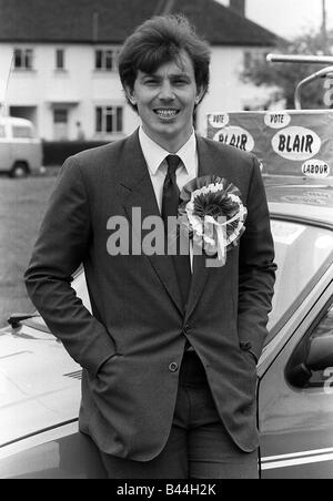 Tony Blair du parti travailliste au cours de porte pour l'élection de mai 1982 par Beaconsfield Banque D'Images