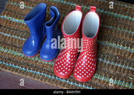 2 paires de bottes welly sur la porte gauche Banque D'Images