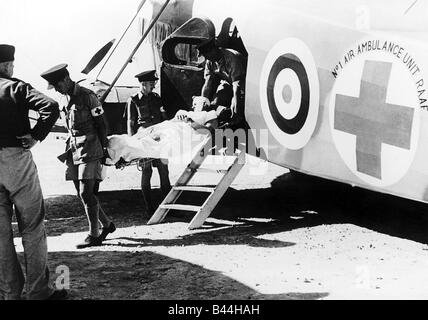 Royal Australian Air Force Air Ambulance décharge patient à sa base dans le désert occidental de l'Afrique du Nord PENDANT LA SECONDE GUERRE MONDIALE 1941 Banque D'Images