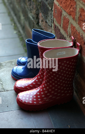 2 paires de bottes welly sur la porte gauche Banque D'Images