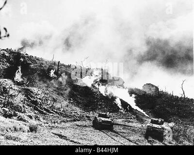 Une flamme de l'armée américaine dans la lutte contre le réservoir de jeter les positions japonaises à Okinawa WW2 1945 Banque D'Images