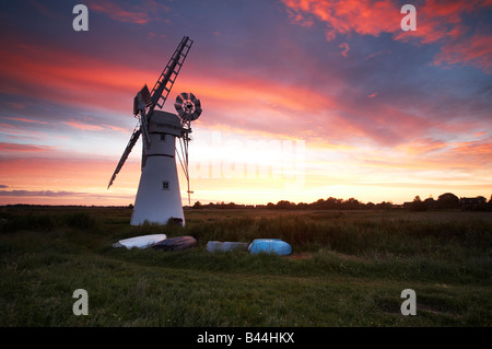 Un spectaculaire lever du soleil d'été sur le Moulin Derrière Thurne Norfolk et Suffolk Broads Banque D'Images