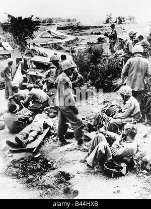 US Marines blessés attendre pour un traitement médical après la bataille pour l'Okinawa dans le Pacifique WW2 Juin 1945 1940 Banque D'Images