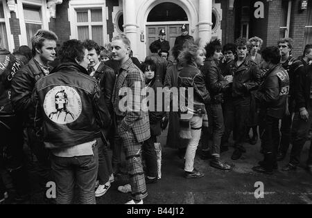 Les Punks se rassemblent pour mars à Londres 1980 Banque D'Images