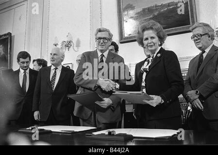 Signature de l'Accord Anglo Irish Nov 1985 La signature de l'accord historique Premier ministre Mme Margaret Thatcher Banque D'Images