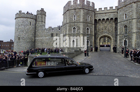 La reine Elizabeth la reine mère reine mère funéraire Windsor arrive dans le château par le Roi Henry 8e porte Mirrorpix Banque D'Images