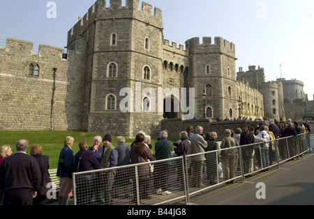 Au Château de Windsor files d'aujourd'hui pour les personnes en attente d'entrer dans Chapelle funéraire de Reine Mère livre de condoléances Windsor Mirrorpix Banque D'Images