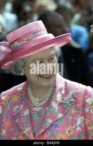 La reine Elizabeth II et le Prince Philip mars 2000 sont illustrés sur la foule lors de leur visite à Busselton en Australie de l'Ouest Banque D'Images