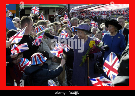 La reine Elizabeth II visite Romford Essex marché Mars 2003 représenté sur un bain de foule sur le marché Banque D'Images