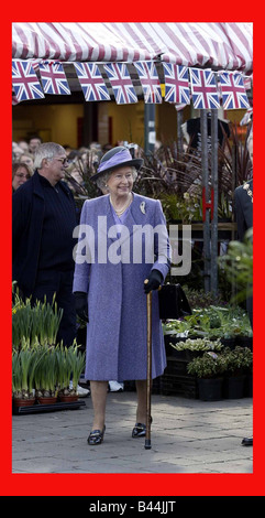 La reine Elizabeth II visite Romford Essex marché Mars 2003 Il est vu ici à la foule sur le marché Banque D'Images