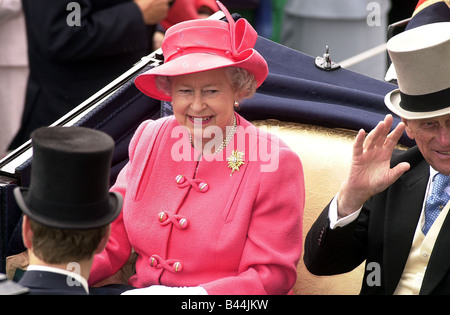 La reine Elizabeth arrive à Royal Ascot en juin 2000 avec le prince Philip dans le chariot avec son Banque D'Images