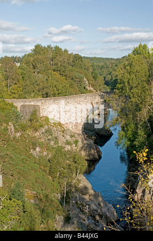 La route étroite pont sur la rivière Findhorn à Dulsie près de Nairn Moray Ecosse UK Banque D'Images