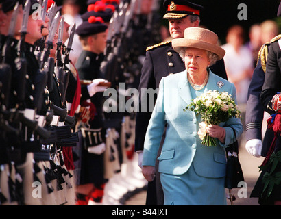 La reine Elizabeth II le 29 juin 2000 La Reine inspecte les troupes à Holyrood House costume bleu Port Palace Banque D'Images