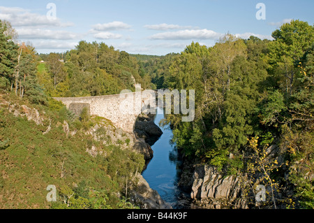 La route étroite pont sur la rivière Findhorn à Dulsie près de Nairn Moray Ecosse UK Banque D'Images